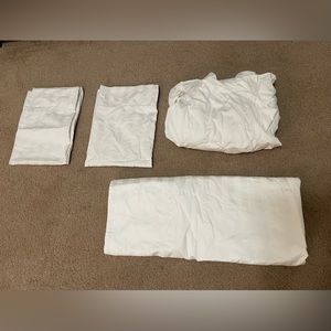 GENTLY USED 4 PIECE SET WAMSUTTA DAMASK QUEEN SHEETS